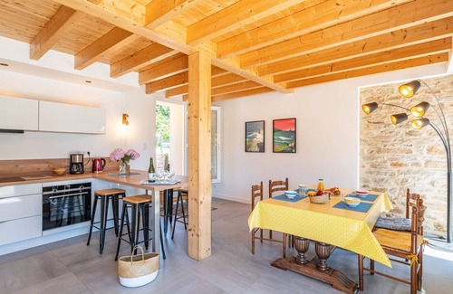 Primelin House | Stunning villa for 6 people with WIFI, TV, terrace, pets allowed and parking