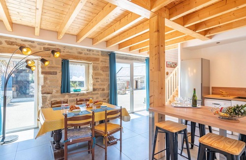 Primelin House | Stunning villa for 6 people with WIFI, TV, terrace, pets allowed and parking