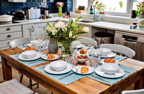 Cresswell House | Stunning villa for 6 guests with WIFI, TV, pets allowed and parking