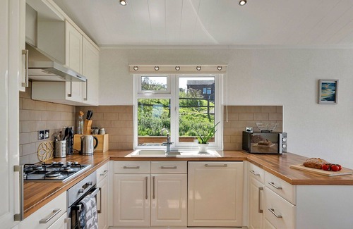 Saint John House | Stunning villa for 6 people with hot tub, WIFI, pool, terrace, pets allowed and parking