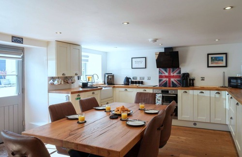 Kingsand House | Stunning villa for 6 people with WIFI, terrace, pets allowed and parking