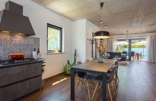 Vrznaveri House | Stunning villa for 6 people with private pool, A/C, WIFI, TV, terrace, pets allowed and parking