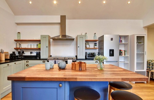Summerbridge House | Stunning villa for 8 guests with WIFI and parking