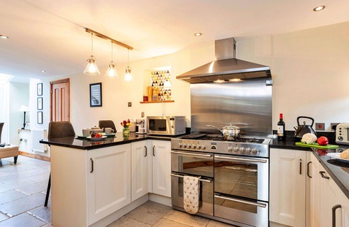 Casterton House | Stunning villa for 8 guests with WIFI, TV and parking