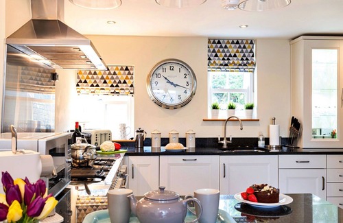 Casterton House | Stunning villa for 8 guests with WIFI, TV and parking