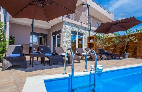 Mihotici House | Stunning villa for 8 guests with private pool, WIFI, A/C, TV, terrace and parking