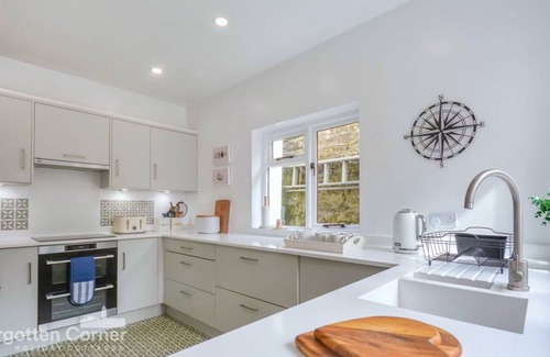 Cawsand House | Stunning villa for 8 people with WIFI, terrace, pets allowed and parking