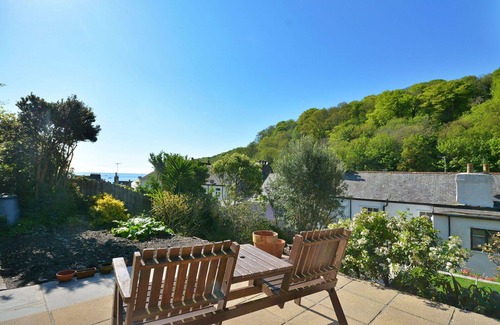 Cawsand House | Stunning villa for 8 people with WIFI, terrace, pets allowed and parking