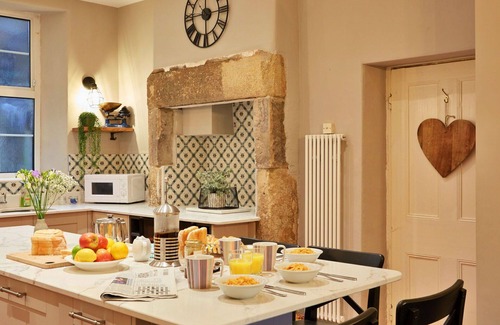 Tideswell House | Stunning villa for 8 people with WIFI, TV, pets allowed and parking