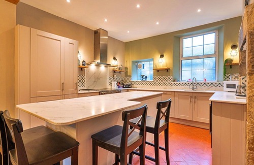 Tideswell House | Stunning villa for 8 people with WIFI, TV, pets allowed and parking