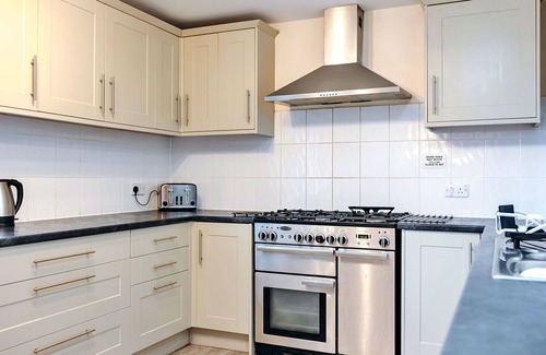 Craven Arms House | Stunning villa for 8 people with pool, WIFI, terrace and parking