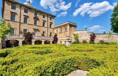Hickleton House | Stunning villa for 9 guests with WIFI, TV, terrace, pets allowed and parking