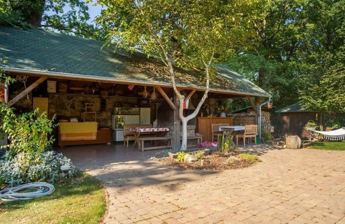 Holubovska Basta Villa | Stunning villa for 6 people with A/C, WIFI, private pool, TV and patio