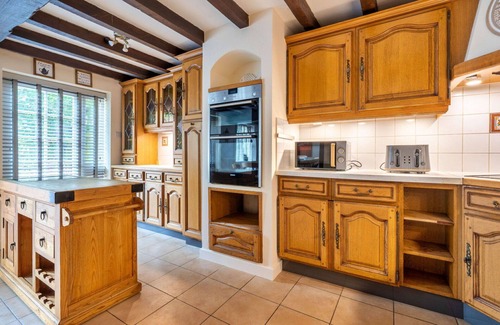 Bridgnorth House | Stunning villa for 8 people with WIFI, hot tub, terrace, pets allowed and parking