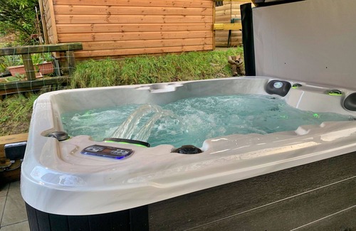 Dolwyddelan House | Stunning villa for 5 people with hot tub, WIFI, TV, terrace and parking
