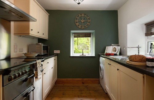 Dolwyddelan House | Stunning villa for 5 guests with WIFI, TV, pets allowed and parking