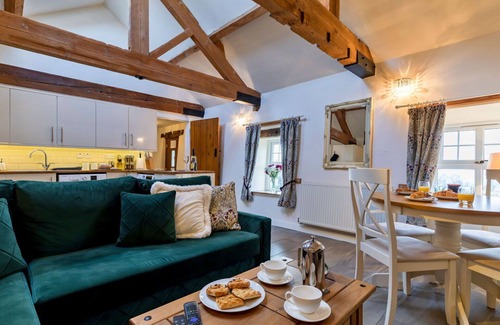 Leek House | Stunning villa for 2 people with WIFI and parking