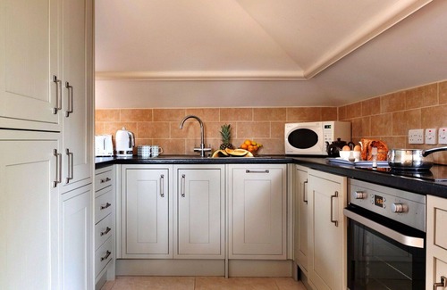 Kingham House | Stunning villa for 4 people with WIFI, pool and parking