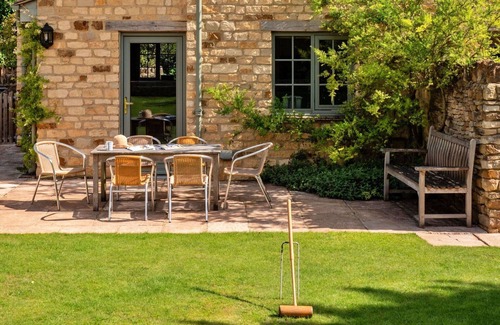 Kingham House | Stunning villa for 6 guests with WIFI, pool and parking