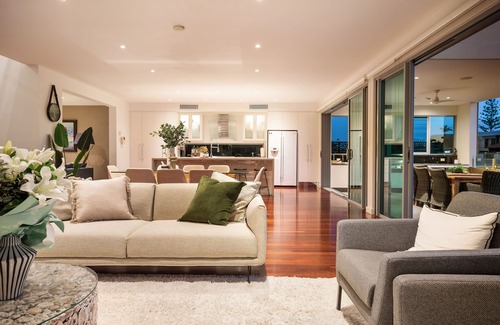 Surfers Paradise House | Stunning Waterfront home on the Gold Coast*Heated Pool* nPet Friendly.