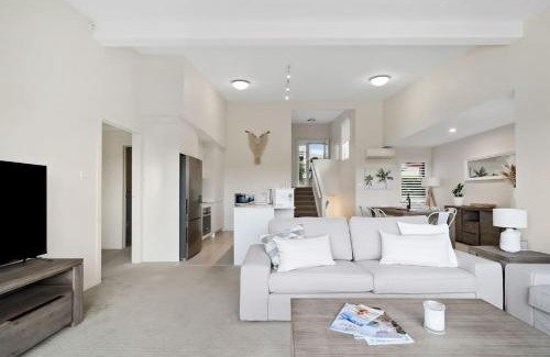 Batemans Bay House | Stunning water view Home moments from town