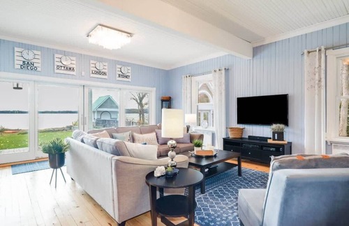 Aylmer House | Stunning waterfront home, 25min to downtown Ottawa