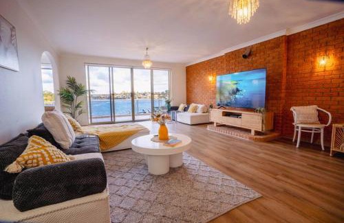Abbotsford House | Stunning waterfront townhouse with shared swimpool, harbour view and free P