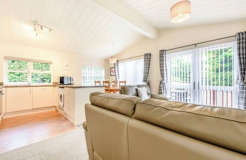 Narberth Ski Chalet | Stunning well-equipped lodge set in mature and beautiful gardens.