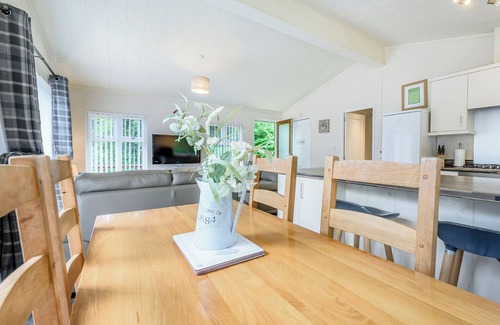 Narberth Ski Chalet | Stunning well-equipped lodge set in mature and beautiful gardens.