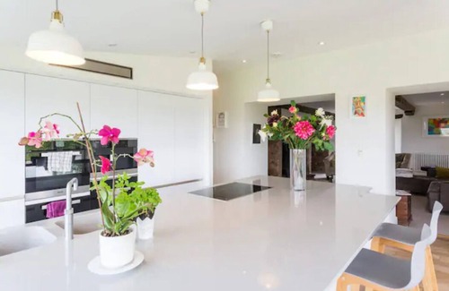 Monmouth House | Stunning Welsh Farmhouse, Panoramic Views, Pizza Oven + Hot Tub