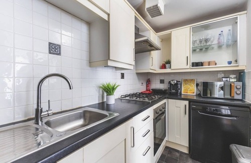 Preston Apartment | Stunning Wembley Flat | 2 Parking + 2 Baths