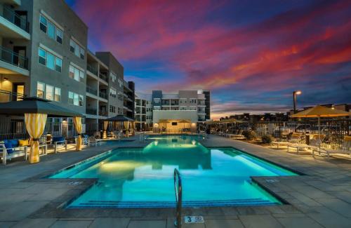 Glendale Sports and Entertainment District Apartment | Stunning Westgate CozySuites by stadium with pool 9