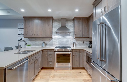 Canmore Condo | Stunning White Spruce Lodge - Walk to Main Street!