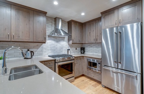 Canmore Condo | Stunning White Spruce Lodge - Walk to Main Street!