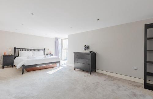 Larkhall Apartment | Stunningly Spacious 4BD Home Clapham North