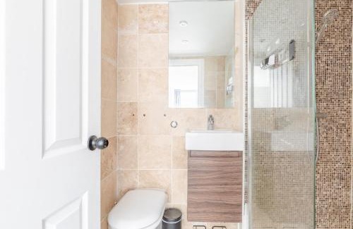 Larkhall Apartment | Stunningly Spacious 4BD Home Clapham North