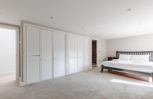 Larkhall Apartment | Stunningly Spacious 4BD Home Clapham North