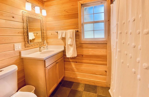Milton Cabin | Sturgeon’s Riverfront Hide-Away - 30 min to beach