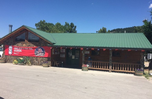 Sturgis Cabin | Sturgis SD Cabin with Queen Bed. In the Heart of the Blackhills, close to Deadwood and Mt. Rushmore