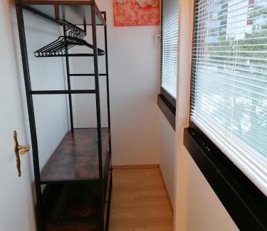 Wiesdorf Apartment | Stylisches kleines Studio -Zentral gelegen in Leverkusen Wiesdorf - Friedrich Ebert Platz 5a , 4te Etage mit Balkon-Kaution Pflicht-