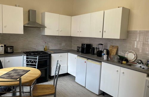Trafford Apartment | Stylish 1-bed Apt - Sleeps 4 - Parking - Wifi