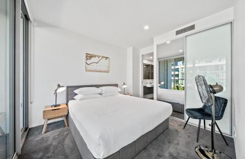 Kingston Apartment | Stylish 1-Bed Retreat Steps from Foreshore