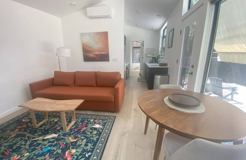 Bitter Lake Cottage | Stylish 1-bedroom casita in Seattle with AC