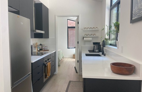 Bitter Lake Cottage | Stylish 1-bedroom casita in Seattle with AC