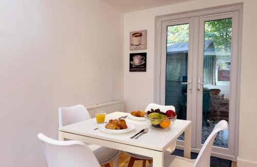 Littlemore Apartment | Stylish 1 Bedroom Flat with Parking in Oxford