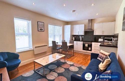 Woking Apartment | Stylish 1 bedroom flat with free parking