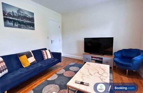 Woking Apartment | Stylish 1 bedroom flat with free parking