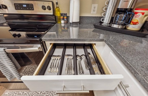 Woodbridge Apartment | Stylish 1 BR Apartment w Movie Theater