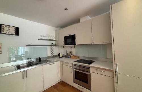 Larkhall Apartment | Stylish 1BD Flat in Gated Community Clapham
