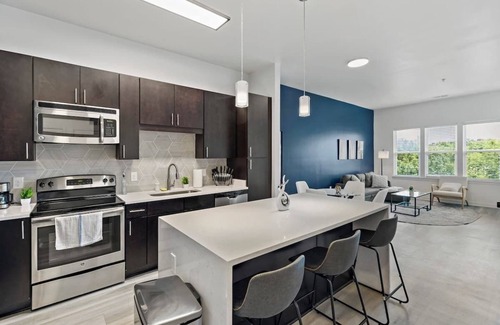 Cherry Apartment | Stylish 1BD Retreat | 5 Mins to Downtown | Free Parking + Gym + Sleeps 6